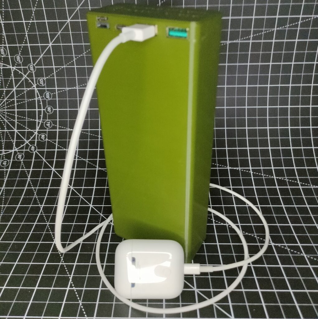 Повербанк для Айфона (повербанк з дисплеєм) Li-ion STANDART POWER BataFly (111Wh) автоматично визначає тип підключеного iPhone або іншого Apple