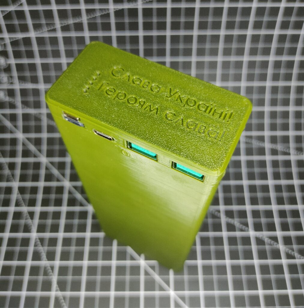 Повербанк для телефона (повербанк з USB-C) Li-ion STANDART POWER BataFly (111Wh) оснащений 5 різними роз’ємами для підключення — USB-C, USB-A та іншими стандартами